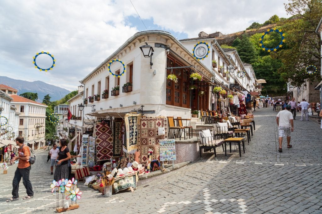 Jedna z najchudobnejších krajín Európy predstavuje nedocenenú turistickú destináciu. Albánsko má pláže, hory aj históriu.