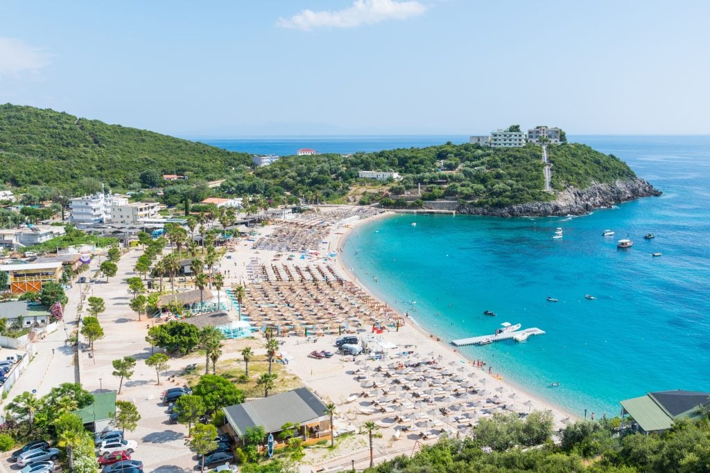 Jedna z najchudobnejších krajín Európy predstavuje nedocenenú turistickú destináciu. Albánsko má pláže, hory aj históriu.