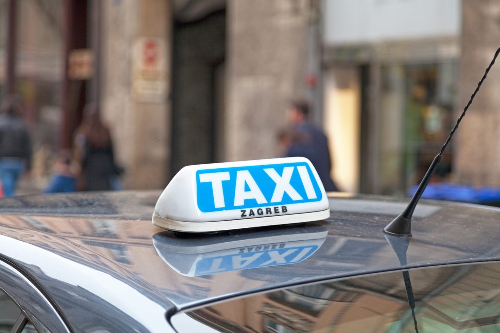 V obľúbenej destinácií Slovákov úradujú podvodní taxikári