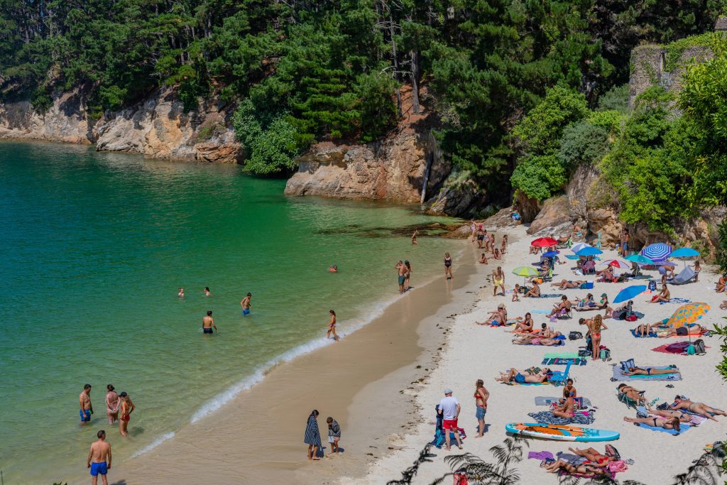 Mäsožravá baktéria Vibrio ohrozuje turistickú sezónu v stredomorskom regióne. Niektoré navštevované pláže museli uzatvoriť.