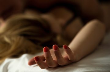 Robíš to v posteli aj ty? Odborníci varujú pred stále populárnejšou praktikou, ktorej sa oddáva čoraz viac ľudí