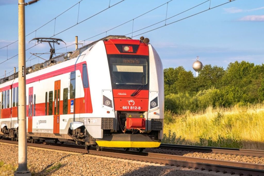 Železnice Slovenskej republiky (ŽSR) oznámili, že v súvislosti s extrémnymi teplotami budú niektoré vlaky jazdiť pomalšie.
