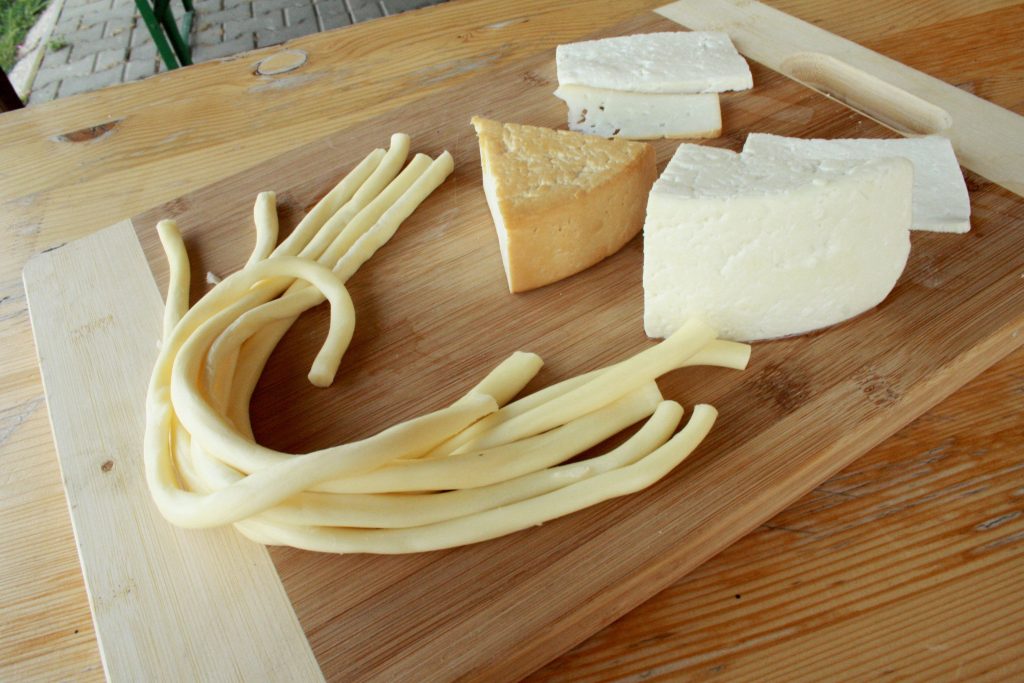 Žena, ktorá sa nakazila baktériou Listeria monocytogenes po tom, čo jedla syrové nite zakúpených od poľského predajcu, zomrela.