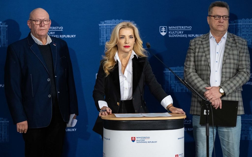 Predseda Rady Fondu na podporu umenia utekal pred novinármi ako splašená sliepka. Z miery ho vyviedli otázky ohľadom aktuálnej kauzy