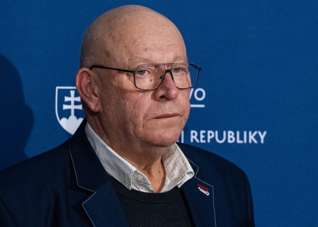 Predseda Rady Fondu na podporu umenia Matúš Oľha unikal pred otázkami novinárov. Predviedol obdivuhodný atletický výkon
