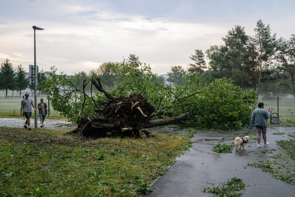Na Slovensku vyčíňal vietor, dážď aj krúpy. Výsledkom sú zatopené ulice a rozsiahle materiálne škody