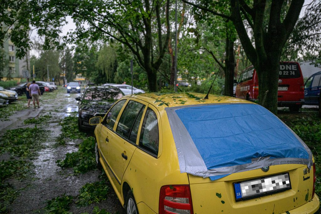 Na Slovensku vyčíňal vietor, dážď aj krúpy. Výsledkom sú zatopené ulice a rozsiahle materiálne škody