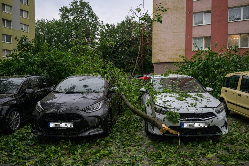 Na Slovensku vyčíňal vietor, dážď aj krúpy. Výsledkom sú zatopené ulice a rozsiahle materiálne škody