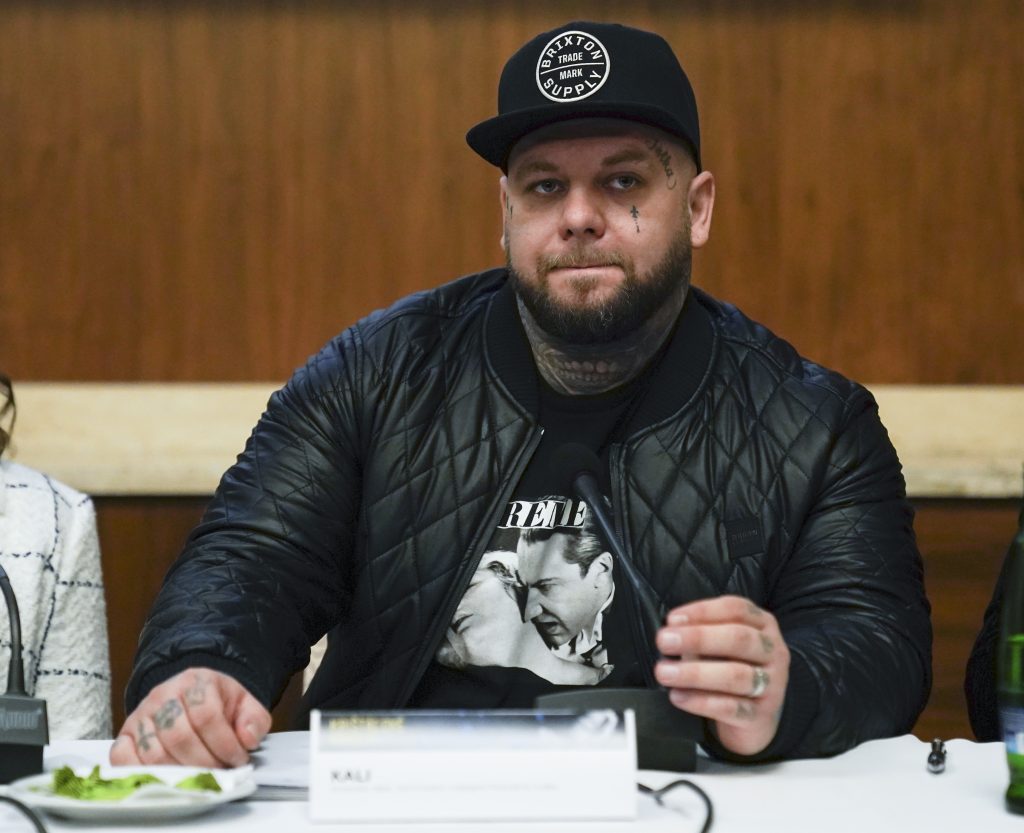 Slovenský spevák Kali zažil nepríjemné prekvapenie. Počas toho, ako bol na dovolenke jeho dom neznámy páchateľ vykradol.