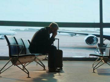 dovolenka turisti ľudia cestovanie egypt let meškanie uväznení