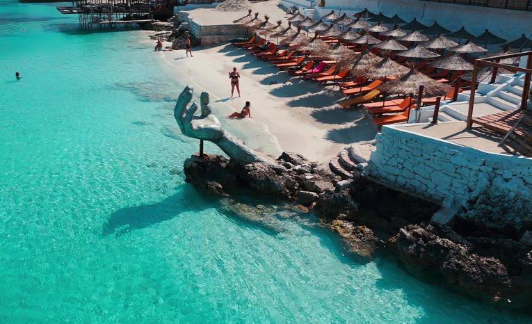 europske maledivy albánsko ľudia dovolenky turizmus špina baktérie