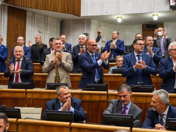 homofób roka 2026 slovensko poslanci rudolf huliak víťaz