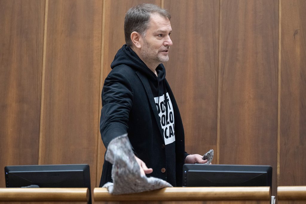 Igor Matovič si zo stretnutia s občanmi v Nových Zámkoch odniesol zážitok, aký určite nečakal. Žena ho zaskočila vulgárnym gestom.
