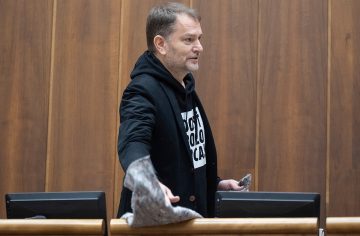 69-ročná Smeráčka stiahla legíny a ukázala mu holý zadok. Matovič v Nových Zámkoch zažil bizár, na ktorý nezabudne