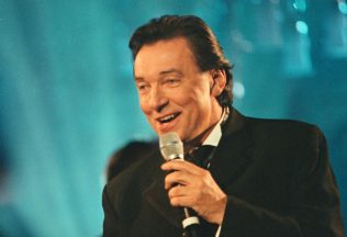 karel gott hrob praha česko cintorín moderný ľudia