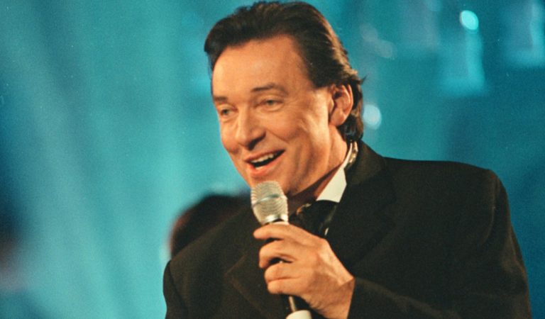 karel gott hrob praha česko cintorín moderný ľudia