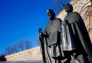 KVÍZ: Dnes oslavujeme sviatok Cyrila a Metoda. Pamätáš si z dejepisu viac ako len názov ich písma?