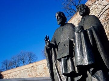KVÍZ: Dnes oslavujeme sviatok Cyrila a Metoda. Pamätáš si z dejepisu viac ako len názov ich písma?