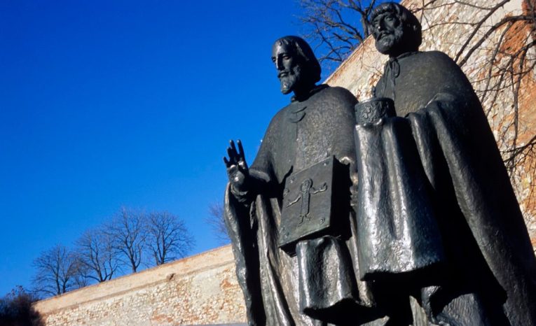KVÍZ: Dnes oslavujeme sviatok Cyrila a Metoda. Pamätáš si z dejepisu viac ako len názov ich písma?
