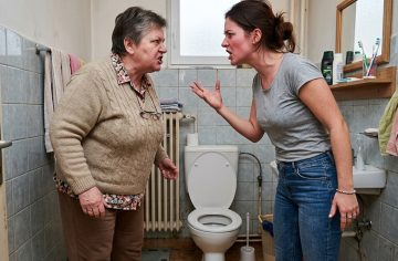 Nedovolila mi ísť na záchod, takže… Príbehy o príšerných svokrách, ktoré by sa mali ísť dať liečiť