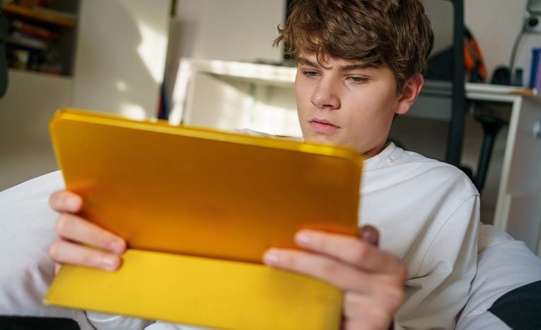 mladí ľudia generácia z inteligencia hlúpnutie digitálna éra