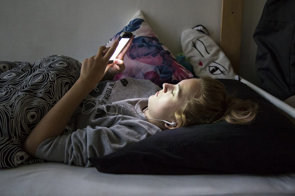 Pomôže nočný zákaz sociálnych sietí zregulovať negatívny vplyv týchto služieb na tínedžerov? Veľká Británia hľadá odpoveď.