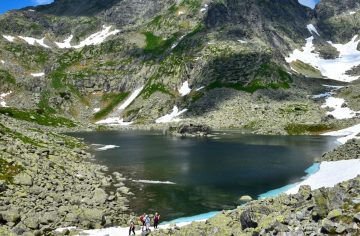Turisti si opäť z tatranského plesa urobili kúpalisko. Tentokrát sa v ňom vykúpala celá rodina