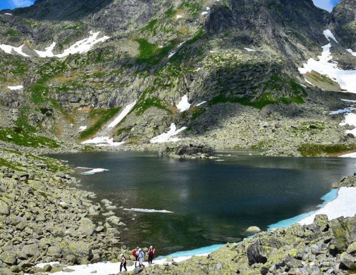 Turisti si opäť z tatranského plesa urobili kúpalisko. Tentokrát sa v ňom vykúpala celá rodina