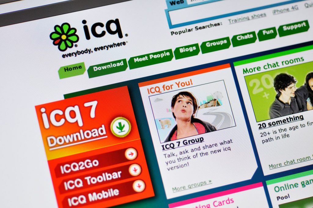 Pred Tinderom sme museli mať odvahu a hrozný nick: Takto vyzeralo online balenie v časoch Pokecu, ICQ a Skype