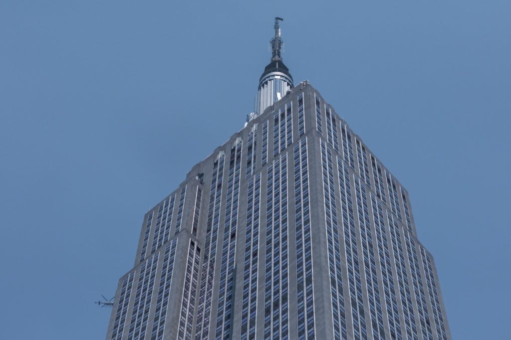 Ruský pár vyliezol na vrchol Empire State Building. Po romantickom geste obaja skončili v putách