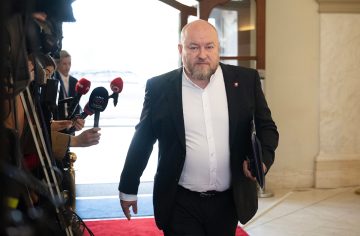 Huliak sa chcel hrať na človeka z ľudu, komentujúci mu však poriadne naložili. Ľudí naštvali tieto fotky