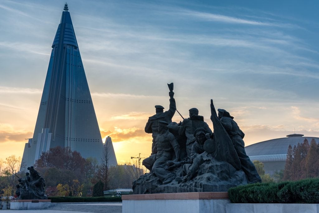 Keď sa z luxusnej pyramídy stane „Hotel skazy“: Desaťročia starý severokórejský mrakodrap dodnes straší prázdnotou