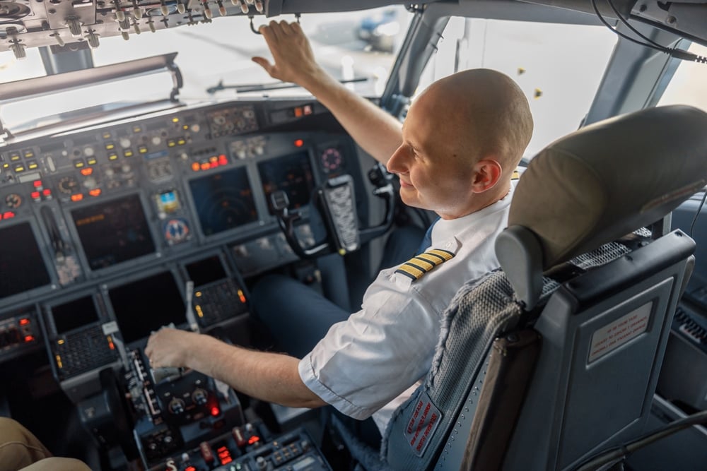 Český pilot odhalil či naozaj dvaja piloti nesmú jesť to isté jedlo
