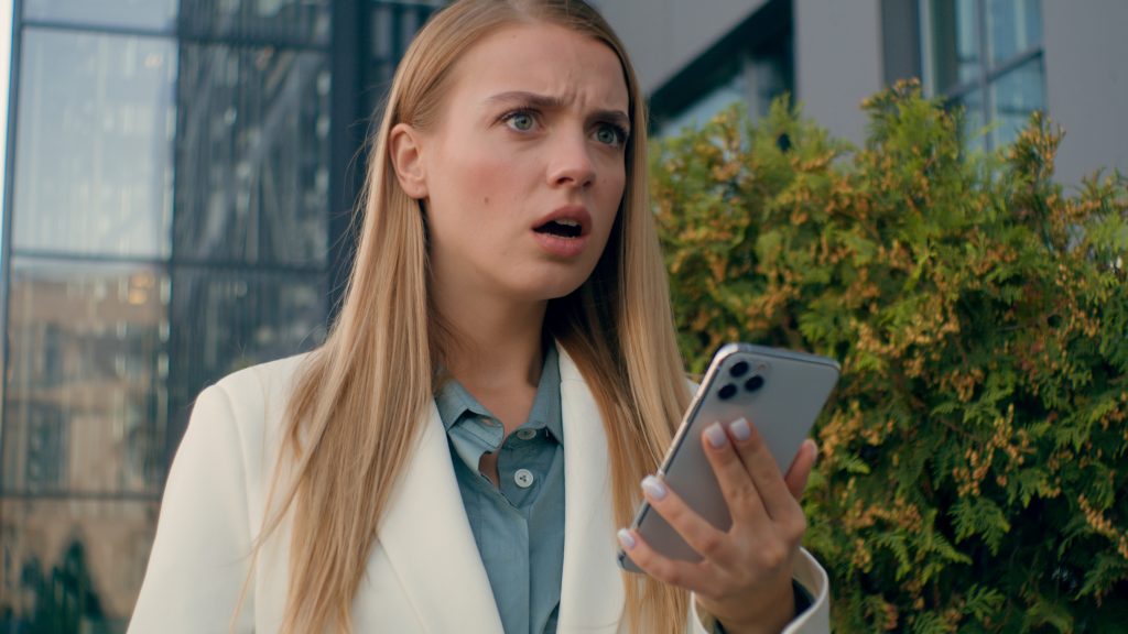Polícia SR upozorňuje na SMS podvod, ktorého cieľom je okradnúť ľudí o ich údaje. Zároveň rastie počet "dovolenkových" podvodov.