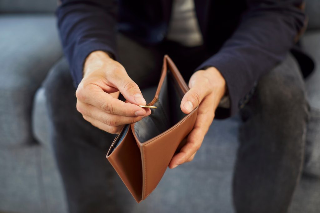 Skúsili sme prežiť pracovný deň s rozpočtom 10 eur. Káva bola prvý nepriateľ, potom prišla nečakaná komplikácia