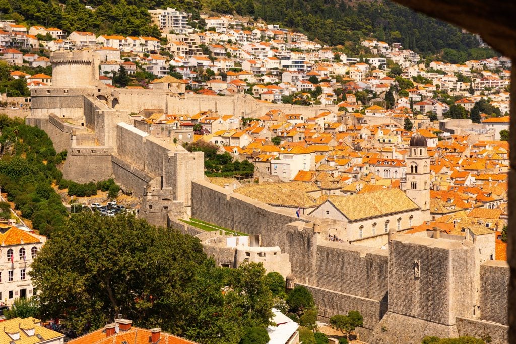Chorvátsky Dubrovník je vychýrenou turistickou destináciou aj pre Slovákov. Oplatí sa toto historické mesto vôbec navštíviť v roku 2026?