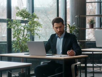umelá inteligencia 4 dňový pracovný týždeň ľudia slováci práca