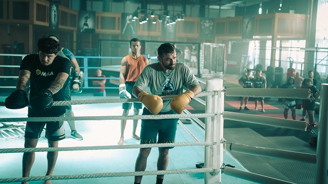 25-tisíc komparzistov, rok tréningu a zlomeniny na pľaci: 10 vecí, ktoré by si o filme Bojovník mal vedieť