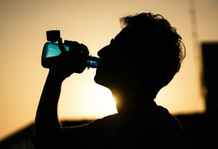 3 nápoje tekutiny zákaz teploty horúčavy
