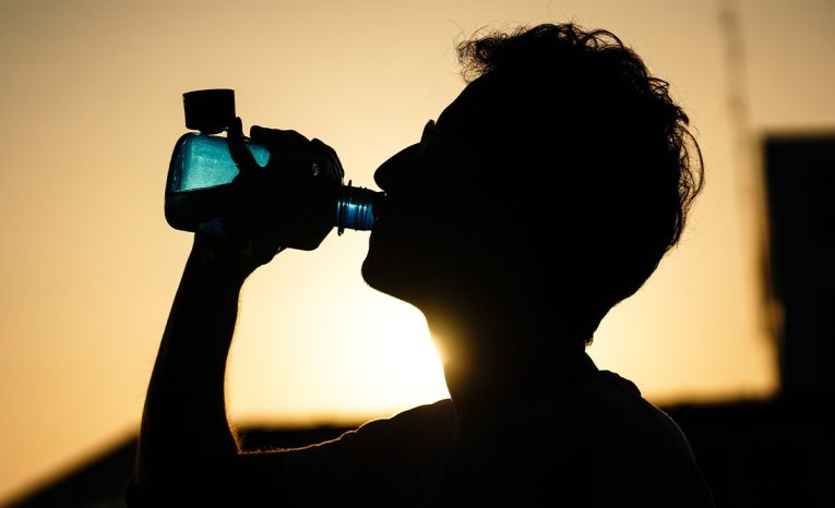 3 nápoje tekutiny zákaz teploty horúčavy
