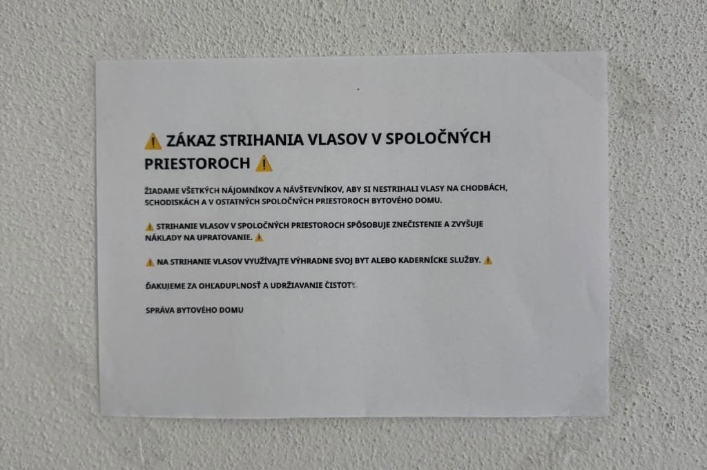 Susedia začali zhadzovať hrivu priamo na schodisku: Kuriózny oznam v bytovke na východe Slovenska pobavil ľudí