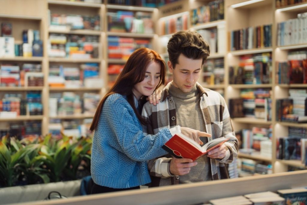 Myslíš si, že Gen Z už nečíta? Dáta ukazujú úplne iný trend. Zamilovala si niečo, čo niektorí považujú za prežitok