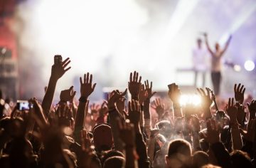 Obľúbený hudobný festival u našich susedov museli predčasne ukončiť. Dôvodom sú dve tragédie