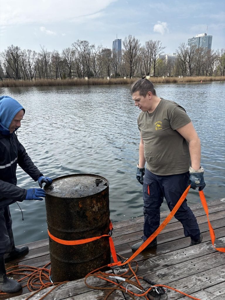 Magnet fishing je nezvyčajné hobby, ktoré má však na Slovensku zapálených nadšencov. Ide o vyťahovanie kovových predmetov z vody.