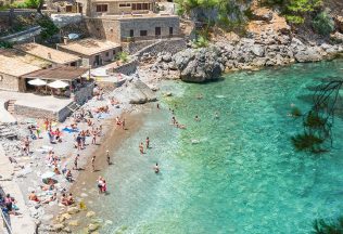 malorka španielsko útočné ryby turizmus ľudia