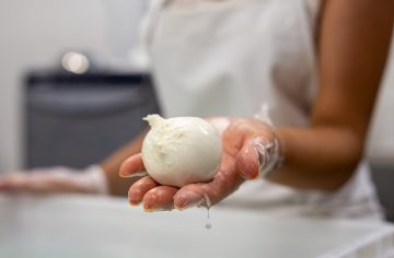 Pred kúpou mozzarelly skontroluj jej obal. Ak na ňom nájdeš toto, radšej ju nechaj v regáli