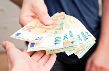 Vytočíš číslo a prerobíš výplatu. Polícia varuje pred zlozvykom pri telefonovaní, za takéto hovory hrozí Slovákom pokuta vyše 1 650 eur