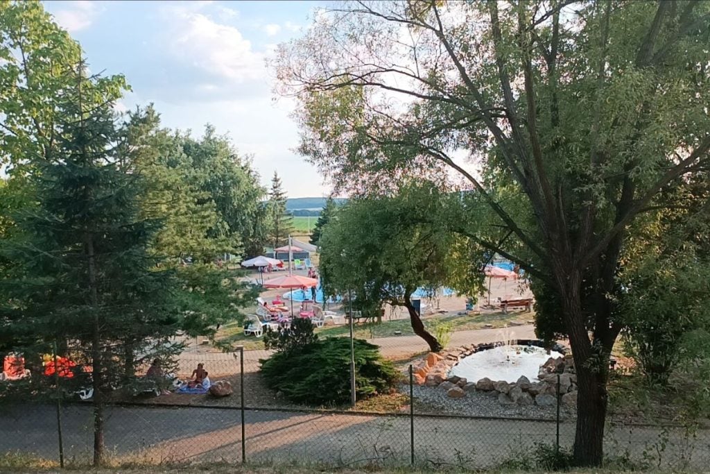Za takéto kúpalisko na juhu Slovenska by sa nemuseli hanbiť ani veľkomestá. Zisťovali sme, koľko tu zaplatíš za vstup, pivo, kofolu či langoš