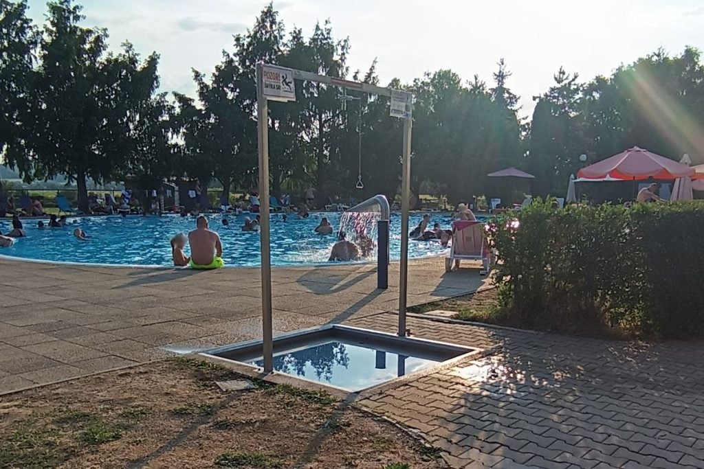 Za takéto kúpalisko na juhu Slovenska by sa nemuseli hanbiť ani veľkomestá. Zisťovali sme, koľko tu zaplatíš za vstup, pivo, kofolu či langoš