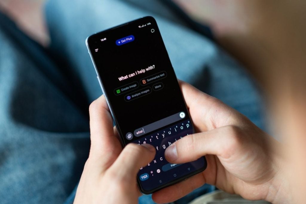 Robí nás umelá inteligencia hlúpejšími? Vedci už pozorujú znepokojivý efekt